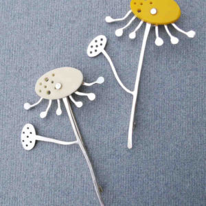 Daisy Brooch Pin (white)