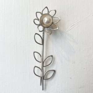 Daisy Pin with Fresh Water Pearl